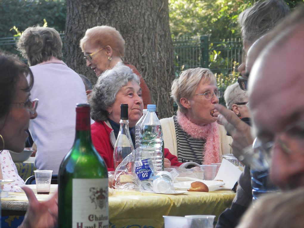 Le repas de notre résidence un soir de 28 mais 2009 avec une cinquantaine de convives