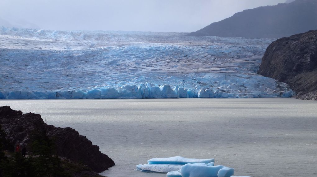 Après quelques années de séparation, les retrouvailles avec le Chili s’annoncent courtes et intenses pour Cerise et moi. On a juste prévu une petite escale à Puerto Natales pour quelques jours de randonnée dans le parc de Torres del Paine ; a