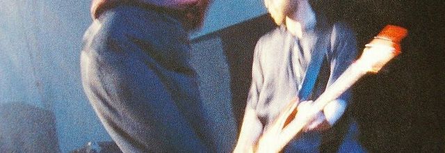Ian Curtis sur scène en 1979