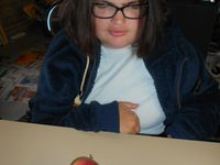 Blandine, Andréa et Gabrielle ont pioché une pomme rouge et jaune avec une peau lisse : c'est la pomme GALA. 