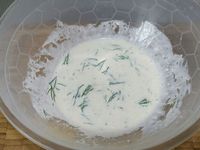 2 - Préchauffer votre four th 7. Mettre la crème liquide dans un bol, puis ajouter la vodka, le jus du citron jaune pressé, l'aneth, la sauce soja, l'huile d'olive, sel et poivre. Bien mélanger.