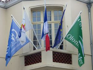 Les sables : drapeaux en berne et chapelle ardente