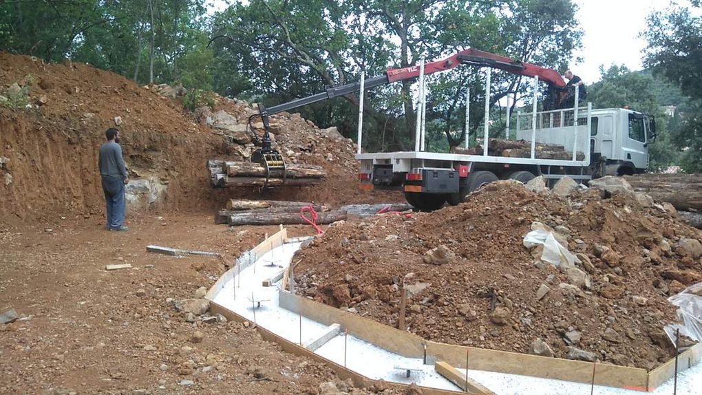 3 toupies de béton avec pompe... Les platines qui soutiendront les poteaux, faites par le ferronnier du village et Cyril