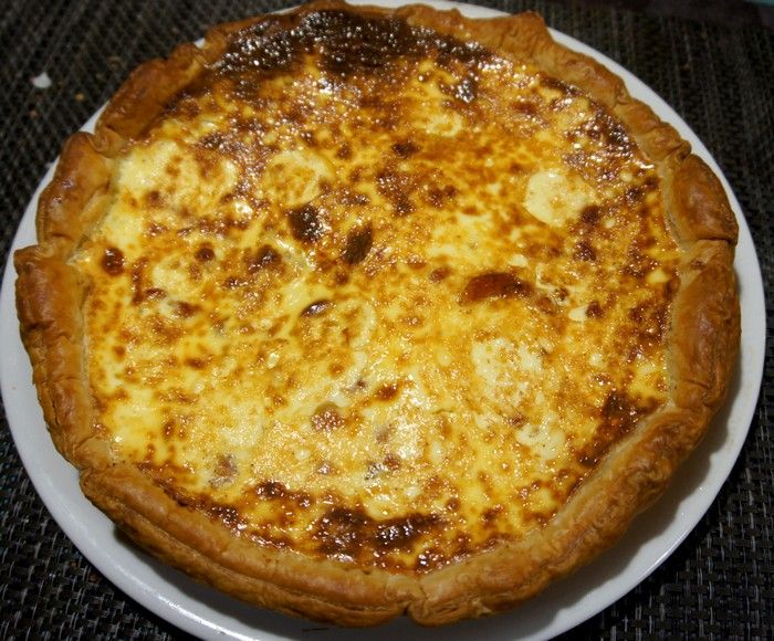Présentation de la vraie quiche lorraine à la pate feuilletée.