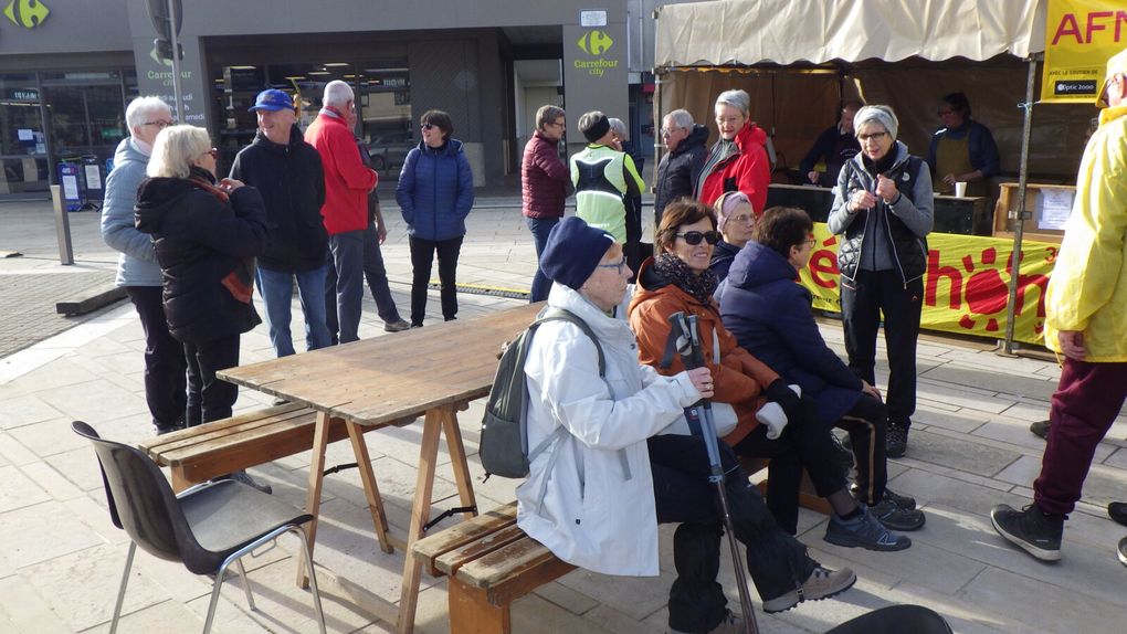 Samedi, 90 marcheurs ont suivi les pas de Thérèse et Alain, lors des deux randonnées organisées par Joie et Santé dans le cadre du Téléthon.