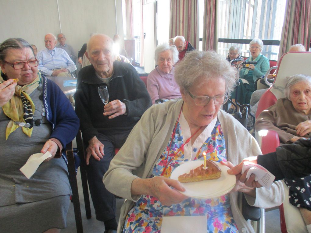 Cet après-midi nous avons fêté les anniversaires des résidents : Mesdames TOMASIN, BLAISE, DEMOULIN,OLLIER, GRIFFOIN, POMMET, DARTIGUES. A cette occasion nous avons eu le plaisir d'accueillir une chanteuse '' Guylaine DECRESSAC'', qui nous interprété le répertoire d'Edith PIAF.