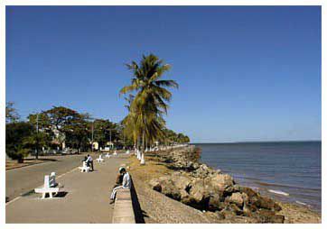 Sa capitale s’appelle Mahajanga. Située à l’ouest de Tananarive entre Diégo-Suarez et Morondave, au bord du canal du Mozambique. C’est une grande ville qui possède plus de 250 000 habitants, sans doute la plus cosmopolite de Madagascar ...