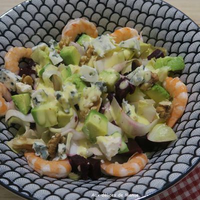 Salade d'hiver aux endives, betterave, avocat, crevettes noix et Roquefort