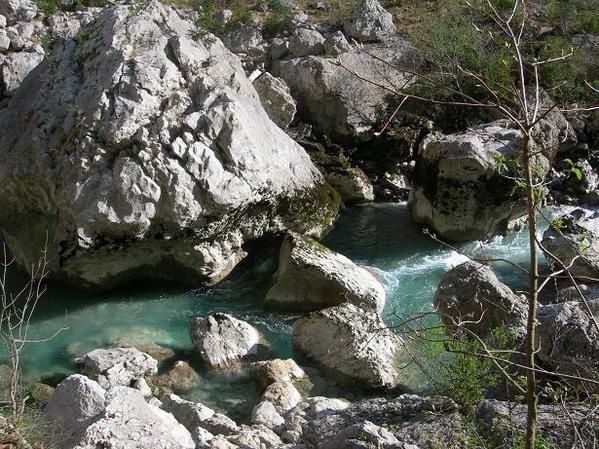 Avril 2006 2i&egrave;me jour dans les Gorges du Verdon avec Morgane on bascule en rive gauche pour faire le sentier de L'imbut et la remont&eacute;e par le sentier Vidal.