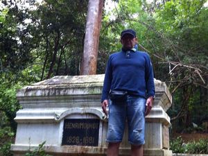 Du cimetière militaire de Vientiane, en passant par la tombe d'Henri Mouhot à Luang Prabang au Laos, à l'ambassade de France à Bangkok..