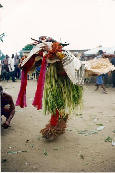 Quelques instants de plaisir pendant les c&eacute;r&eacute;monies du village.<br />Pendant les fun&eacute;railles, on danse, on mange durant plusieurs jours, le mort est accompagn&eacute; toujours dans la joie.