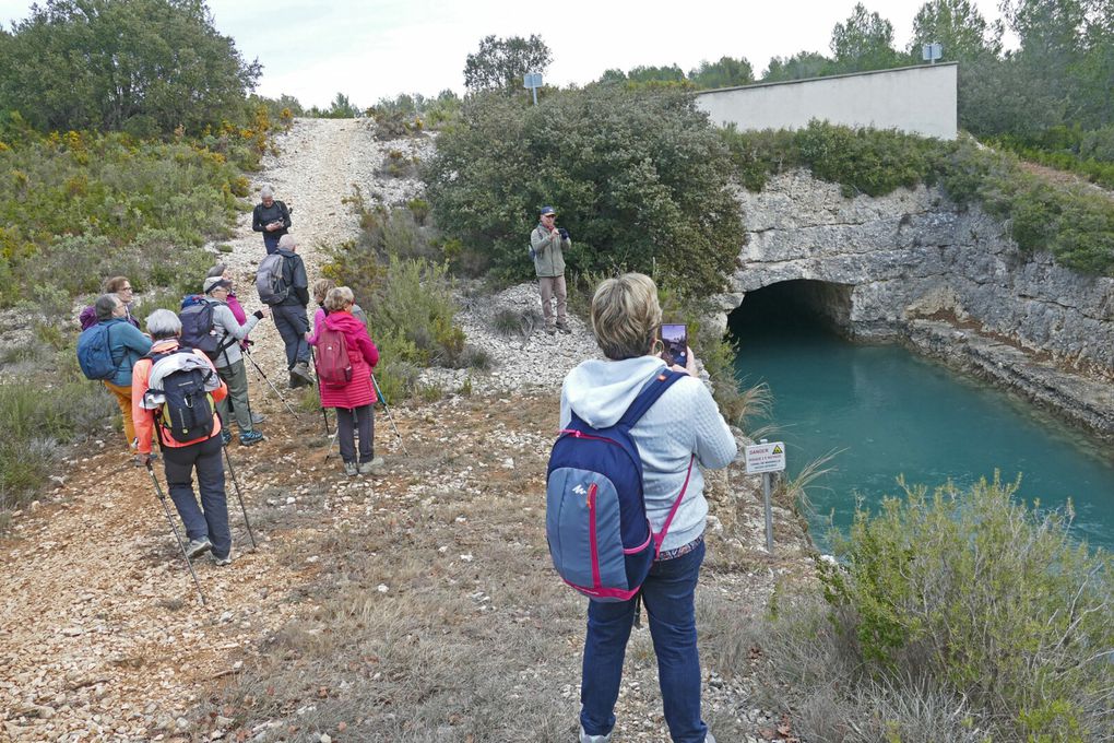 Troisième butte avec un tunnel creusé dans la roche