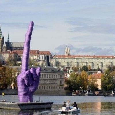 Un sculpteur a érigé une main faisant un doigt d'honneur sur la rivière Vltava