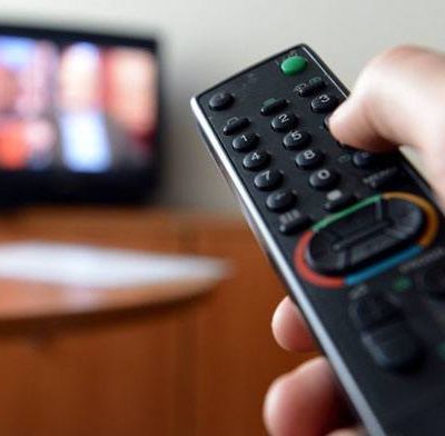 Audience : France 2 boostée par le Tour de France, retour à la réalité pour TF1