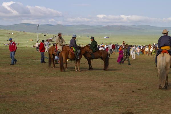 Ins&eacute;paarbles cavaliers et chevaux mongols