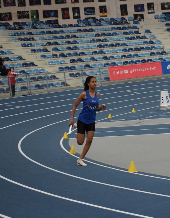 Relais mixte 4x200m minimes de l'ASPTT : Jean-Claude FERRON préparant l'équipe ; Yannis LE RUYET, Lily-Rose CARANTA, Anaïs BIGOUNDOU, Jacky CHARPENTIER et Loris CARRARA.