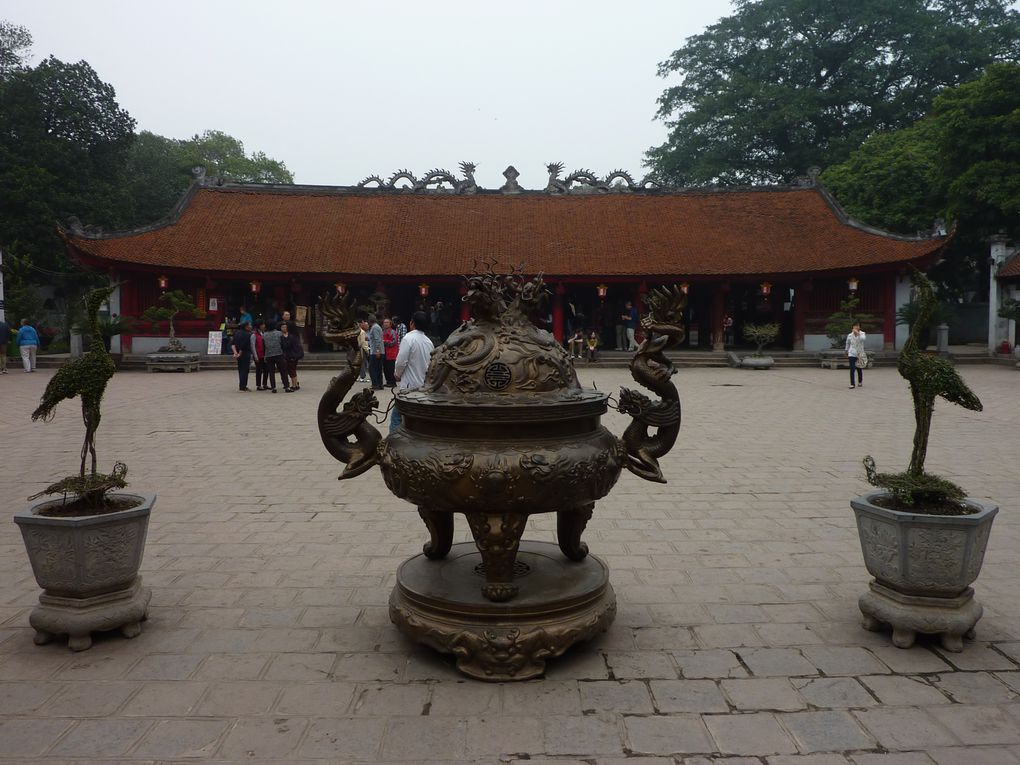 Le trajet depuis la frontiere, long :)
Premieres balades dans la ville grouillante d'Ha Noi
Temple de la Litterature