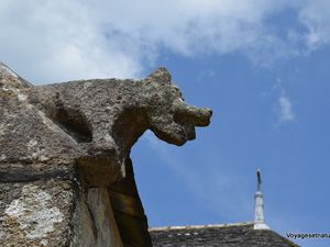 Le granit est sculpté en de nombreuses parties des édifices de l'enclos...