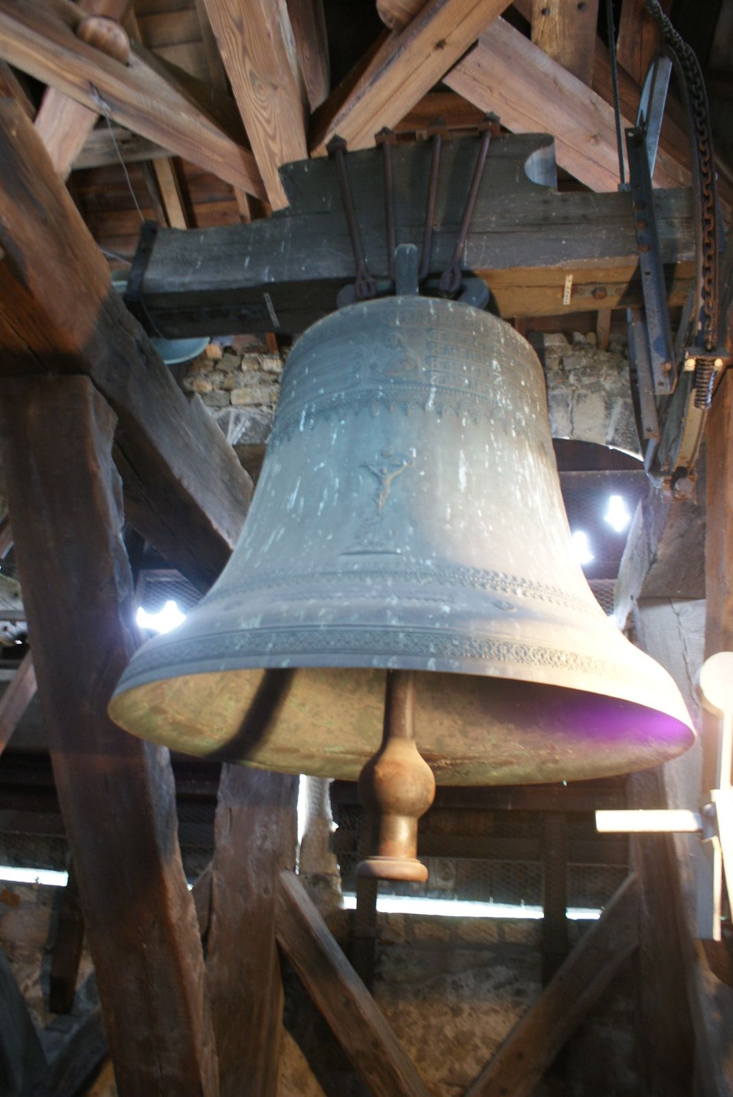 Le rôle des cloches dans nos  villages auvergnats et ailleurs.  Aujourd'hui certains citadins qui viennent à la campagne s'insurgent sur le bruit des cloches chers aux habitants de nos villages mais que savent-ils de nos traditions et habitudes  En effet Pendant des siècles, les cloches ont joué un rôle important dans la vie des villages et elles furent un instrument de communication essentiel, reliant au bourg de la paroisse les hameaux éparpillés et soudant ainsi la communauté.  Elles annonçaient les offices, les fêtes,mariages,baptêmes............   La sonnerie du glas annonçait, et annonce toujours, un décès dans la paroisse.  Elles alertaient également les populations en cas de catastrophe, d'incendie ou d'invasion: en cas de péril,on sonnait le tocsin.  Dans les pays de mineurs elles venaient en complément des sirènes de la mine. C'est elles également qui ont sonné lors des déclarations de guerres de 1914 et 1939 et c'est elles aussi qui ont annoncé l'armistice.  Dans un monde plus moderne comme à Auzon elles sonnent en cas d’intrusion dans l'édifice.   Elles rythmaient la journée par la sonnerie de l'angélus: un édit de Louis XI, en 1472, ordonna en effet "de sonner l'angélus trois fois par jour, matin, midi et soir, dans toutes les paroisses et églises du royaume...". Cette sonnerie devait s'accompagner d'une prière à Marie. Mais pour les paysans dans les champs, elle marquait surtout le début et la fin de la journée et l'heure du casse-croûte.