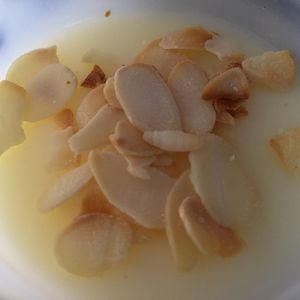 Crème à la fleur d'oranger et pétales d'amandes grillés