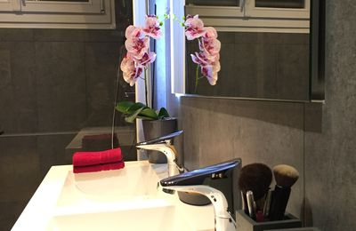 Avant/après: Salle de bain gris et rose fushia, douche à l'italienne #déco