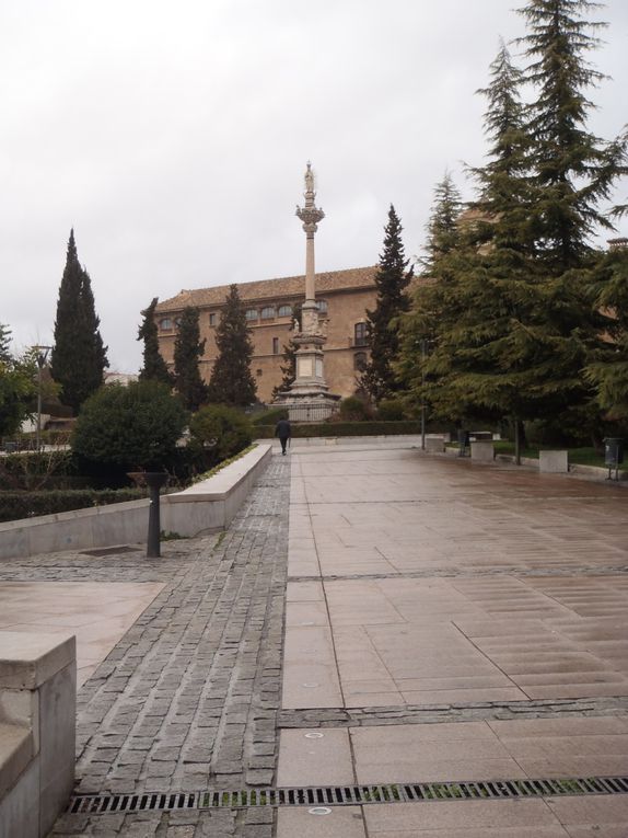 à Grenade, ça y est j'y suis! finalement arrivé en bus depuis Aguilas, je me retrouve dans un petit hotel assez cheap, mis en plein coeur du centre et super mignon. Laville est magnifique, avec son quartier arabe: Albaycín, où l'on sert des vrais thés à la menthe dand un genre de souk, ses gitans qui chantent tout leur répertoire en faisant chauffer la guitare,et ses hauts points de vues. L'alhambra, ancien palais royal du visir, est toute ausdi remarquable, j'y ferai un tour  avec Yurah, une américaine rencontrée à l'auberge qui vit à Seville(le hasard fait bien les choses). Le soir nous sortons en ville, tapas+bière=1,20€ si vous savez où aller, autant vous dire qu'avec 10€ en poche , vous sortez repus, et bourré! Bref une ville assez extraordinaire, par sa vie actuelle comme pour ses vestiges anciens, je vous la conseille chaudement!