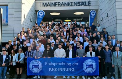 Kfz-Innung Unterfranken sprach in den Mainfrankensälen Veitshöchheim 19 Junggesellinnen und 273 Junggesellen frei 