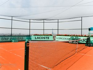 A l'occasion des 81èmes Internationaux de France de tennis, Les Galeries Lafayette Paris Haussmann se mettent à l'heure de Roland-Garros en installant un court de tennis où les visiteurs pourront s'entraîner du 20 mai au 4 juin 2011.