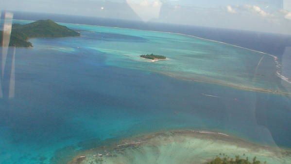 <p>tour de l'ile de bora et visite de tupai, l'ile voisine regardez bien , elle a une forme particulière</p>
<p> d'autres photos à venir !!!</p>
<p> </p>