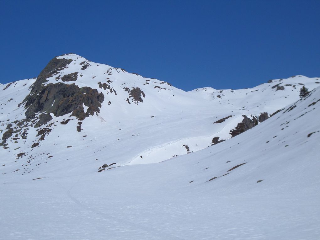 départ de Fontcouverte (1850m) au dessus de Névache et montée à ski de fond (avec 1/4 de peaux) jusqu'au refuge des Drayères (2180m) et au retour passage au refuge de Laval (2030m) !! que du bonheur !!