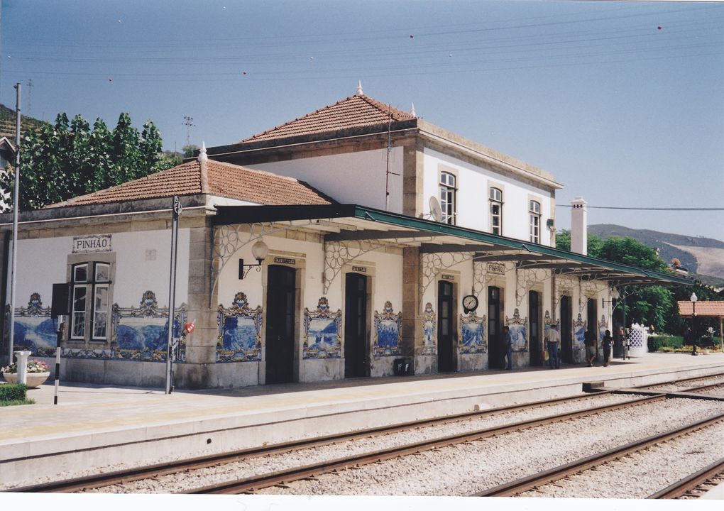 Les azulejos ont souvent été utilisés pour couvrir des murs ou des façades entières. En voici quelques exemples dont certains sont très célèbres.