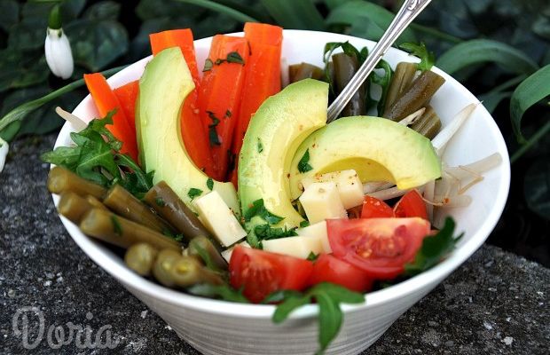 Salade de légumes, sauce huile d'olive et citron