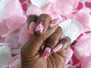  © Nica  Voici mes deux meilleures créations de Nail-Art du mois de Mai. La jolie rose représente la fête des mamans.