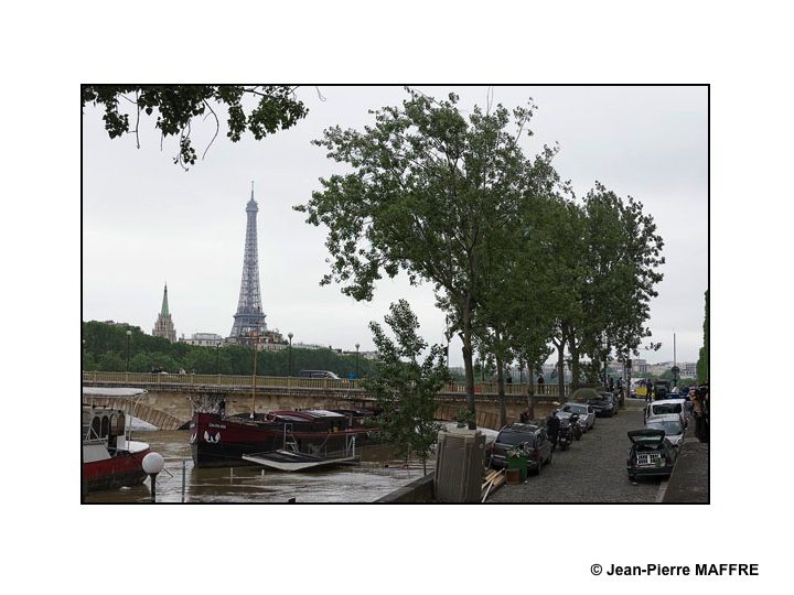 Une découverte inhabituelle de la Seine et de ses rives inondées entre le pont neuf et la Tour Eiffel.