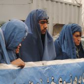 AFGHANISTAN. Des hommes défilent en burqa pour le droit des femmes