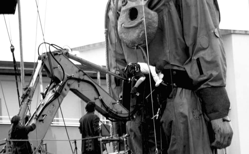 Le scaphandrier et la petite géante Royal de Luxe dans les rues de Nantes Juin 2009 - Photos Noir et Blanc de Thierry Weber - Photographe La Baule Guérande