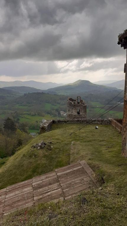 Classe de découvertes : JOUR 4 : en route pour le Château de Murol et lac Pavin