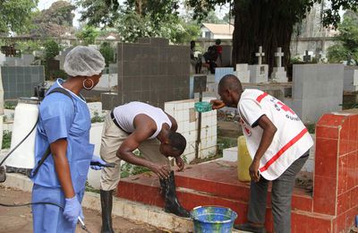 la #CroixRouge augmente le nombre d'équipe d'enterrement à Conakry