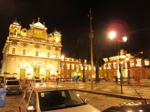 La place Terreiro de Jésus et notre hôtel 