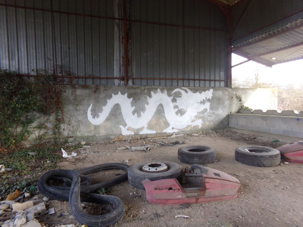 Bombes sur les murs et pinceaux sur toile pour allez de la pénombre à la clarté.