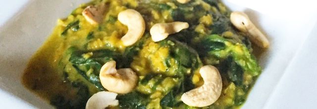 Dahl de lentilles corail, épinards et lait de coco