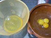 1 - Dans un bol réunir la pralinoise, la crème fraîche et le beurre. Réserver. Casser les oeufs en séparant les jaunes des blancs dans deux récipients différents. Verser le sucre et la vanille en poudre (ou le sachet de sucre vanillé) sur les jaunes d'oeufs. 