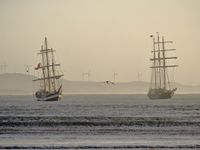 Un spectacle étonnant de majesté que ce(s) 3 mâts dans le port d'Essaouira... Et que dire du spectacle le soir, dans une ligne d'horizon tourmentée par l'Alizé et jouant dans ses ressacs avec les courbes malignes du bateau. 