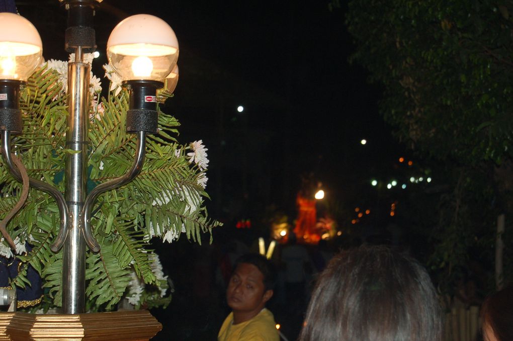 Messe du mercredi pendant la semaine sainte. Procession dans la ville.