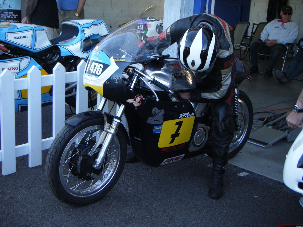 Les coupes moto légende ont eu lieu le week-end du 30 et 31 Mai 2009.
Voiçi 2 albums photo concernant un panache de motos de 1900 à 1990.QUE DU BONHEUR!
Félicitations à toute l'équipe de MOTO LEGENDE.Cliquez sur les 2 albums photos.VINCENTEAM