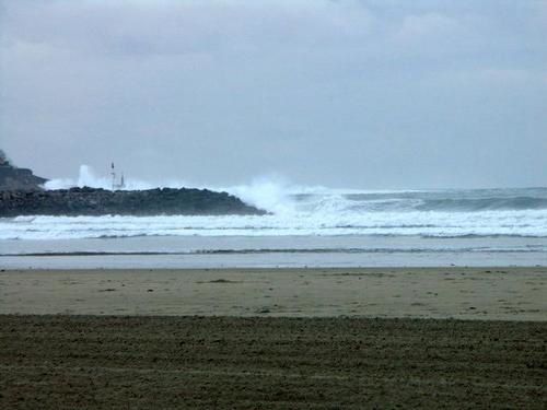 Ce qu'il reste des dunes a hendaye 
après trois ans de tempêtes dont klaus ainsi que des meules de foins 