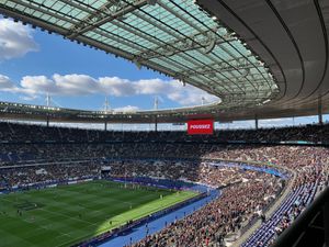 Des regroupements au coucher de soleil sur le stade avec ses sacrés supporters écossais