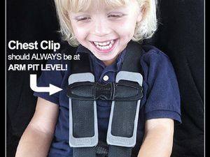 Votre enfant retire ses harnais ? Découvrez les solutions chest clip, 5 points plus, et buckle-upp