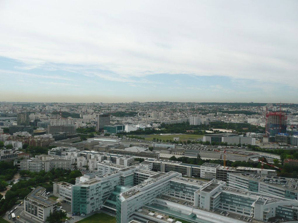 une petite promenade sur le seine en tete à tete avec Bastien.
un 14 juillet à Nesploy
une envolée dans le ciel parisien
le dernier jour à la crèche