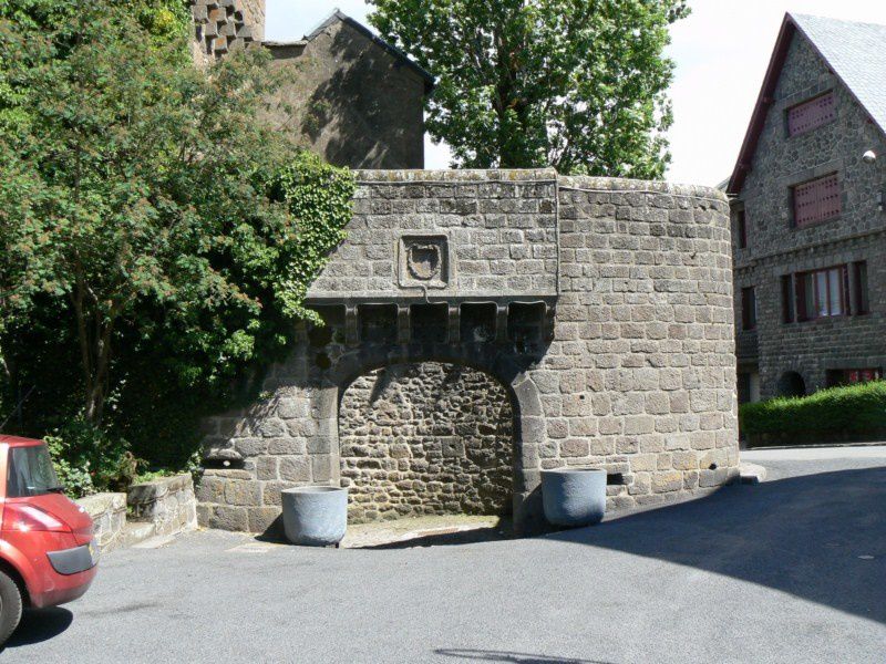 Petit village médiéval du Puy-de-Dôme bien connu pour sa station de sports d'hiver : Super Besse.